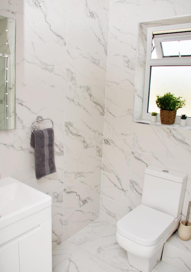 Sm Dreams Unlimited Serviced Accommodation- Stanwell-Staines-Heathrow エクステリア 写真