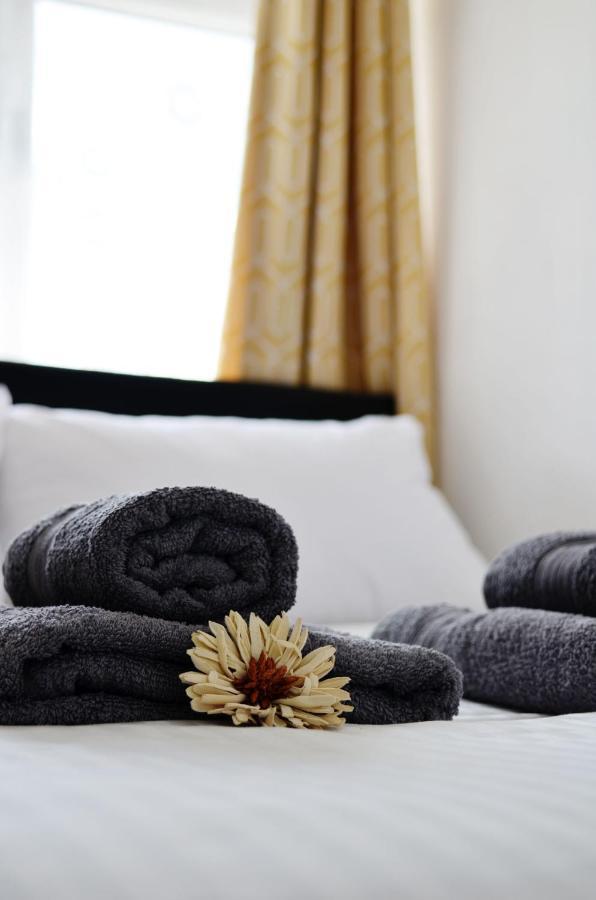 Sm Dreams Unlimited Serviced Accommodation- Stanwell-Staines-Heathrow エクステリア 写真