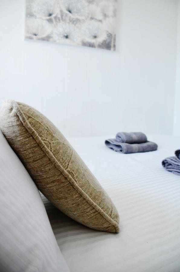 Sm Dreams Unlimited Serviced Accommodation- Stanwell-Staines-Heathrow エクステリア 写真