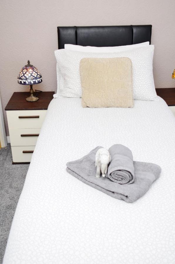 Sm Dreams Unlimited Serviced Accommodation- Stanwell-Staines-Heathrow エクステリア 写真