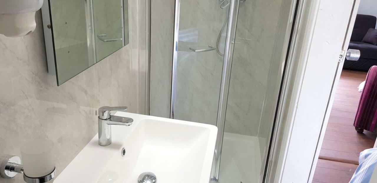 Sm Dreams Unlimited Serviced Accommodation- Stanwell-Staines-Heathrow エクステリア 写真
